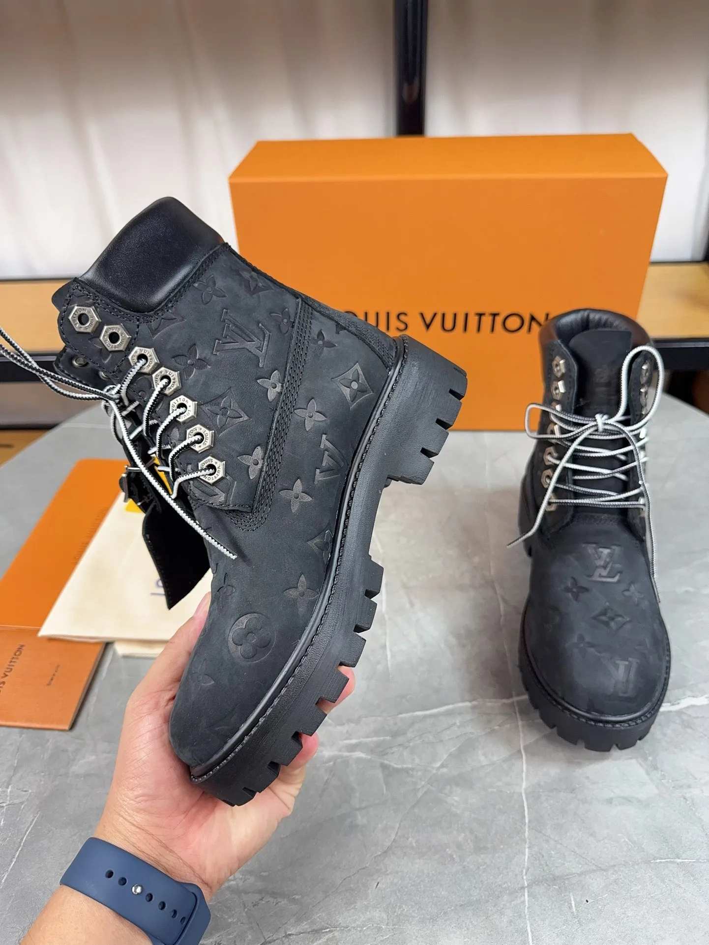 Couple model 💰700 ❤️Top version: Couple model LV x Timberland Timberland joint model Presbyopia Embossed Rhubarb boots Ankle boots Short boots LV x Timberland ankle boots are made of Monogram embossed waterproof nubuck cow leather, relying on the brand's exquisite craftsmanship to carefully reshape the classic Timberland 6-inch boot shape in Italy, and make an eye-catching appearance in 2024 created by Pharrell Williams with American workwear style Autumn and winter menswear show. Monogram embossed tongue, original Timberland laces and outsole are exquisite details, and the leather label expresses the cooperation logo. Exquisite packaging at the delivery counter🛍📦 ▪️Material: Original customized imported first-layer cowhide ▪️Inner lining: Original customized leather lining/mesh lining ▪️Outsole: Original molded anti-slip rubber material ▪️Sole thickness: 3.5CM ▪️Size: Women's 35-40 Men's 39-46